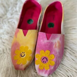 New🌿Toms Alpargata Fuchsia Rose Tie Dye Daisy Embroidery 8